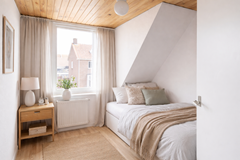 Lichte Scandinavische zolderkamer met bed.png